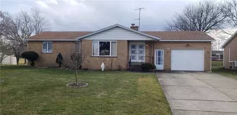 8415 Carol Ct, Niagara, NY 14304