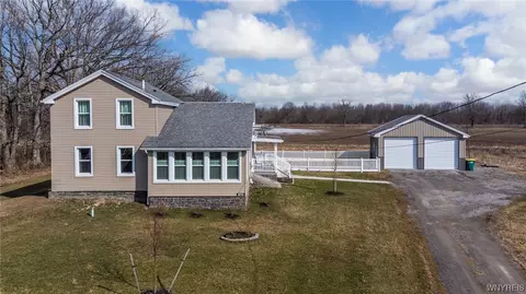 6721 Rapids Rd, Lockport, NY 14094