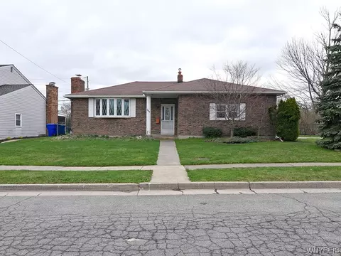 1 Cresthaven Dr, West Seneca, NY 14224