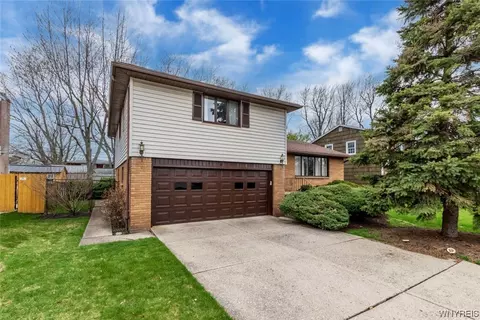 16 Hampton Ct, Amherst, NY 14221