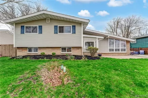 29 Burton Ln, Hamburg, NY 14075
