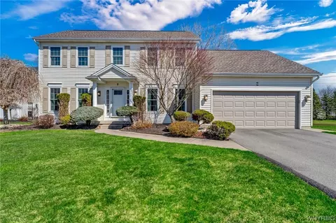 8 Regency Ct, Bowmansville, NY 14026