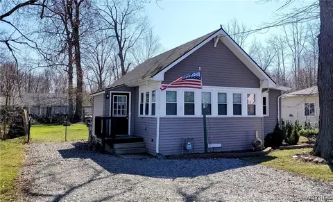 5823 Lakeview Ter, Lake View, NY 14085