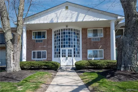 33 Park Lane Ct, Amherst, NY 14221
