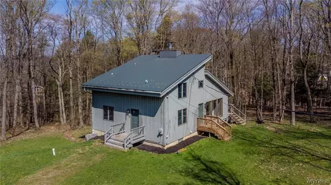 8820 Sunset Dr, Colden, NY 14033