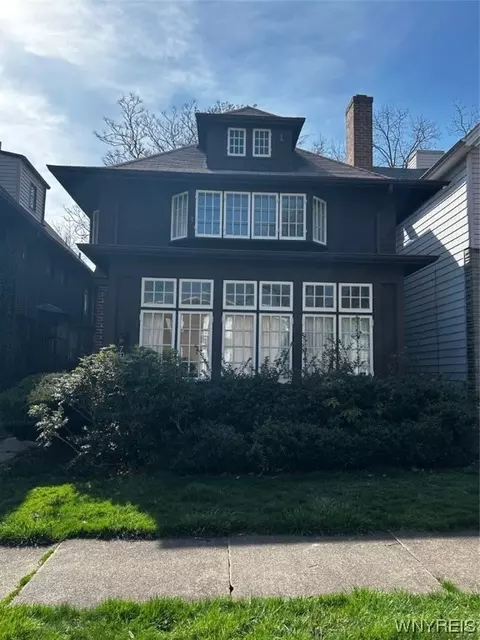 704 4th St, Niagara Falls, NY 14301