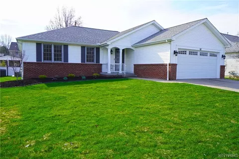 43 Snowberry Ln, East Amherst, NY 14051