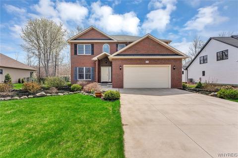 550 Oak Run Dr, Lewiston, NY 14092