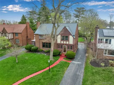 173 Fairlawn Dr, Amherst, NY 14226