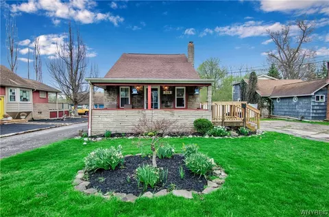 359 Park Club Ln, Amherst, NY 14221