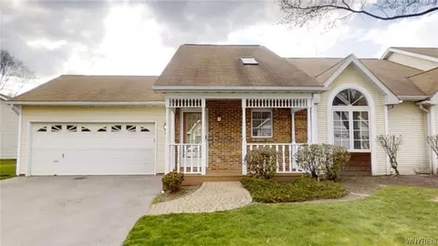 44 Spicebush Ln, Amherst, NY 14221