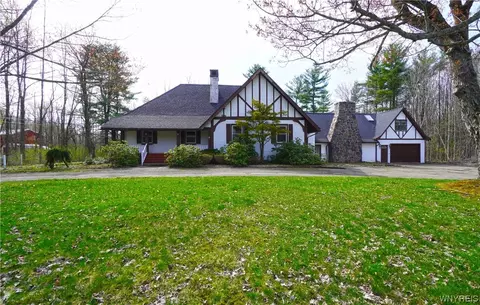 7476 Derby Rd, Evans, NY 14047