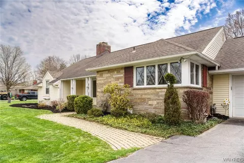 70 Dawnbrook Ln, Amherst, NY 14221