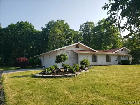 817 The Circle Dr, Lewiston, NY 14092