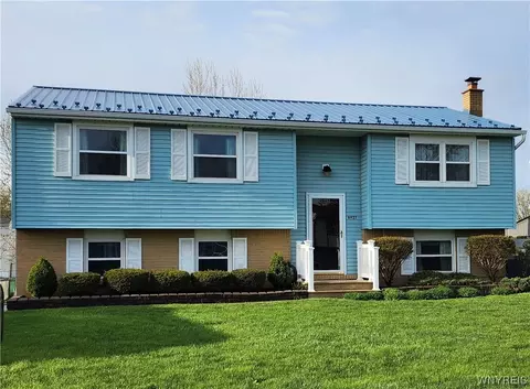 6927 Academy Ln, Lockport, NY 14094