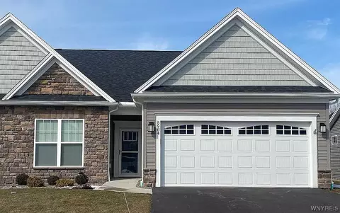 5984 Redfield Dr, Farmington, NY 14425