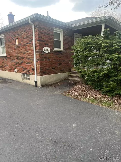 8117 Frontier Ave, Niagara Falls, NY 14304