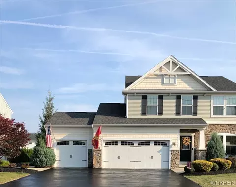 662 Pleasant View Dr, Lancaster, NY 14086