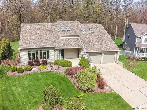4781 Oakridge Ln, Lewiston, NY 14092
