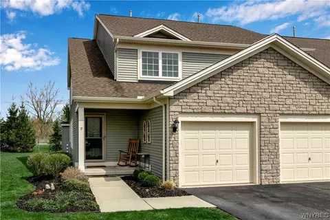 9 Brockton Dr, Lancaster, NY 14086