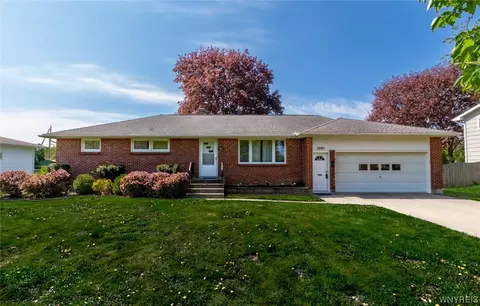 3997 Staley Dr, Hamburg, NY 14075