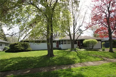 18 Devon Ln, Amherst, NY 14221