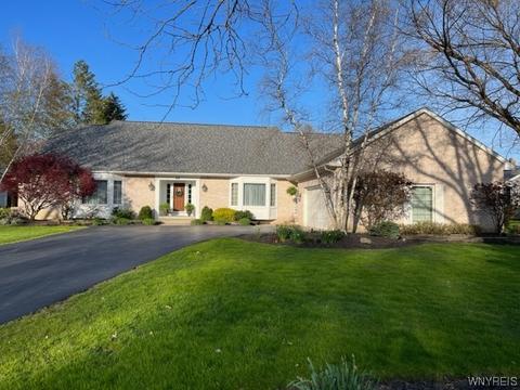 30 Lakeridge Dr, Orchard Park, NY 14127