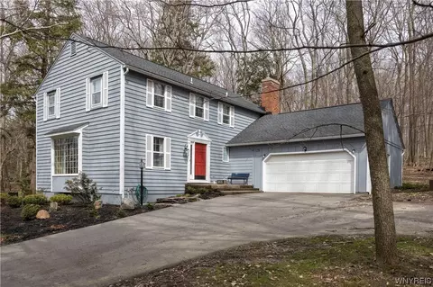 28 Briar Hill Rd, Orchard Park, NY 14127