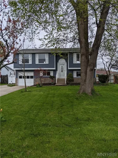 2215 Katherine Dr, Wheatfield, NY 14304