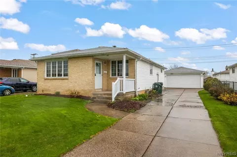 40 Candace Ln, Depew, NY 14043