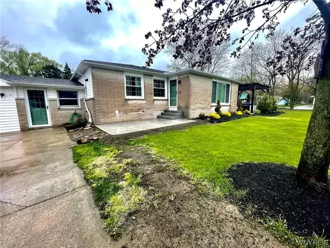 37 Ridgewood Dr, Orchard Park, NY 14127
