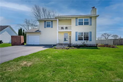 6642 Heather Dr, Lockport, NY 14094