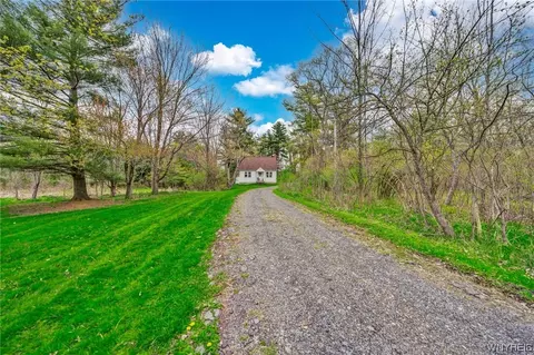 5133 Bay View Rd, Hamburg, NY 14075