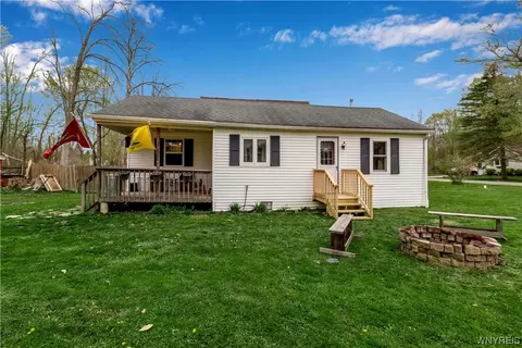 9686 Lenox St, Evans, NY 14006