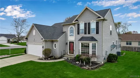 8 Daisy Ln, Amherst, NY 14228