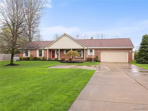 8760 Wenner Rd, Buffalo, NY 14221