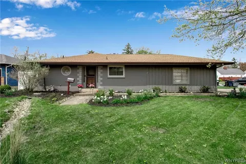 1477 Red Jacket Rd, Grand Island, NY 14072
