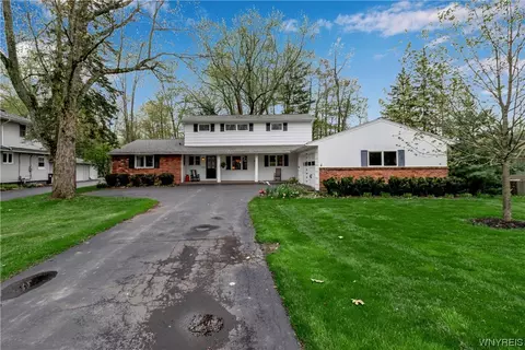 125 Woodland Dr, Orchard Park, NY 14127