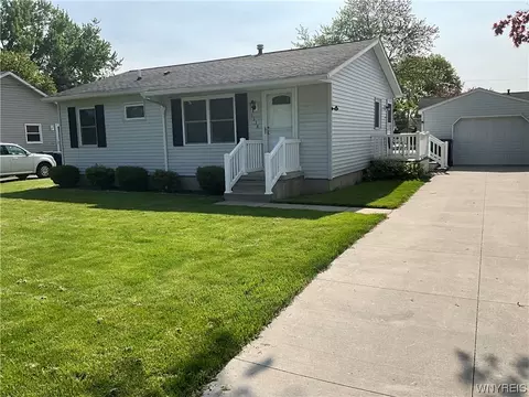 1338 Caravelle Dr, Niagara Falls, NY 14304
