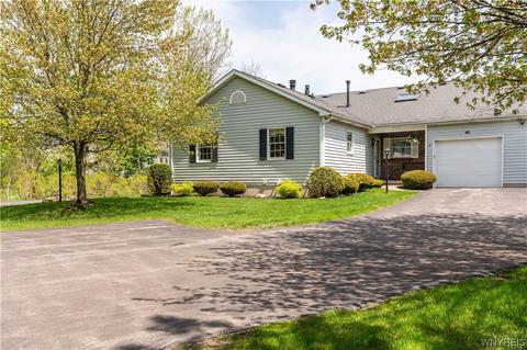 40 Stepping Stone Ln, Orchard Park, NY 14127