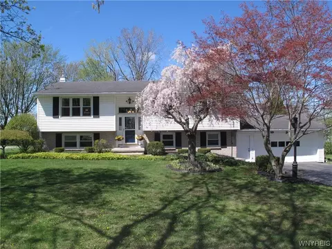 7669 Royal Dr, Royalton, NY 14067