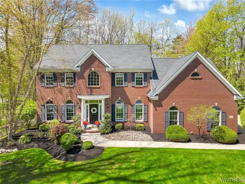 6742 Westminster Dr, East Amherst, NY 14051