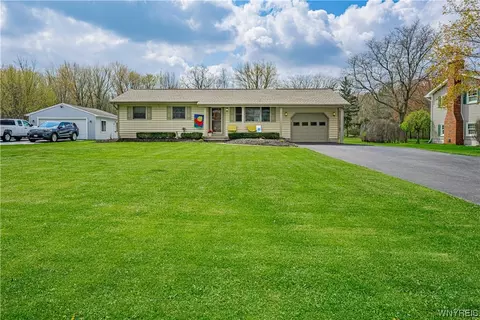 6456 Hope Ln, Lockport, NY 14094