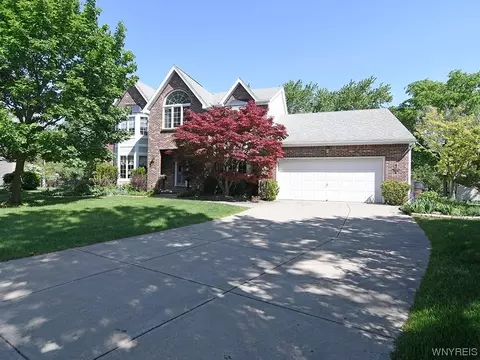 140 Hunt Club Cir, East Amherst, NY 14051