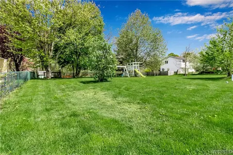 1020 Sunset Ct, Lockport Town, NY 14094