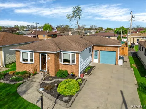 17 Helenbrook Ln, Depew, NY 14043