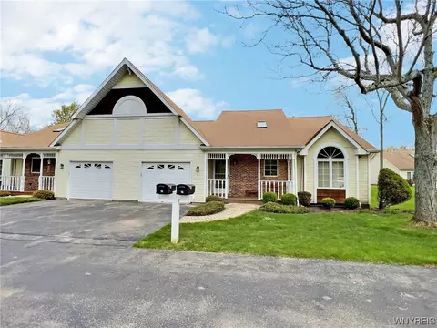16 Sugar Berry Ln, Amherst, NY 14221