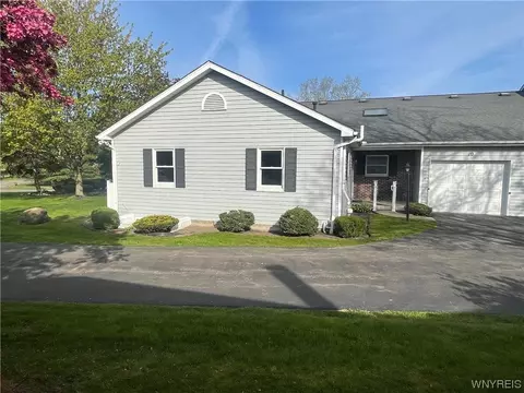 10 Stepping Stone Ln, Orchard Park, NY 14127