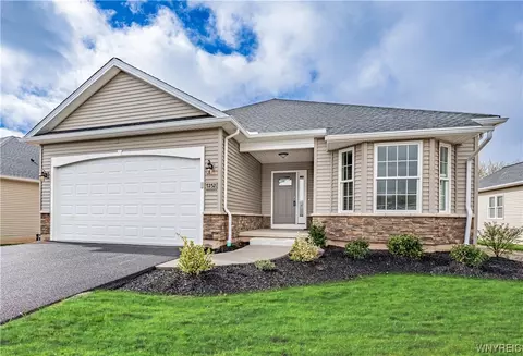 7252 Clark View Dr, Lockport, NY 14094