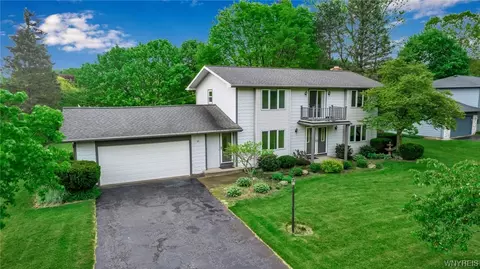 10 Kalleston Dr, Pittsford, NY 14534